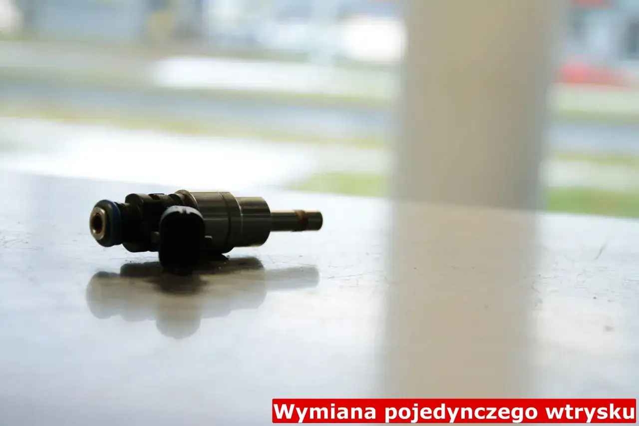 Pojedynczy wtryskiwacz benzynowy na stole, gotowy do wymiany.