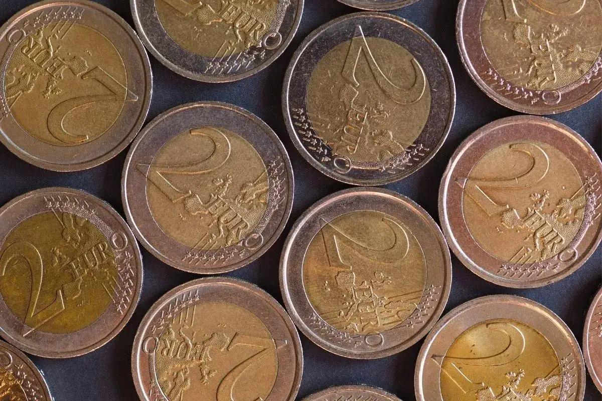 Vue rapproch&eacute;e de plusieurs pi&egrave;ces de 2 euros, parfait pour ceux qui souhaitent ou faire estimer ses pi&egrave;ces de 2 euros.