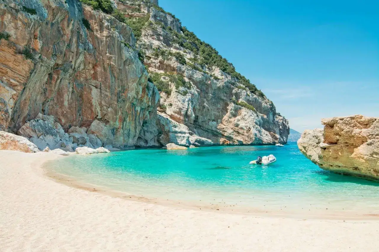 Spiaggia incantevole con sabbia bianca e acque turchesi, incastonata tra imponenti scogliere. Un vero gioiello tra le spiagge pi&ugrave; belle della Sardegna.