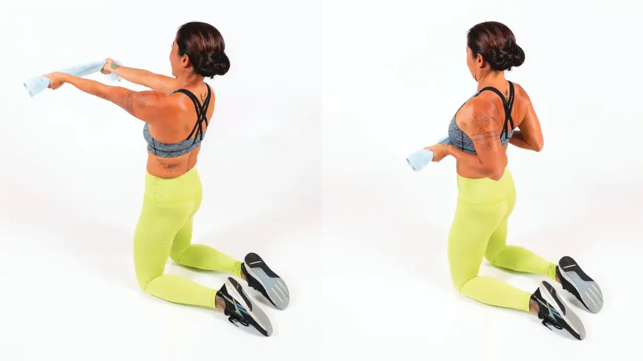 Femme effectuant un exercice dos maison avec une serviette pour renforcer ses muscles dorsaux.