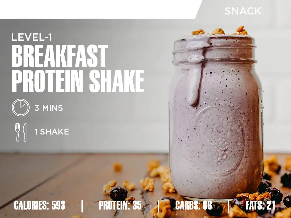 Ein cremiger, lila Proteinshake im Glas, garniert mit Nüssen und Beeren. Perfekt als proteinreicher Snack am Morgen für einen energiegeladenen Start.