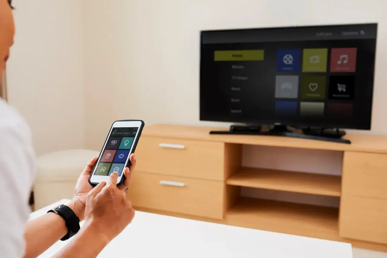 Osoba trzyma smartfon z aplikacją