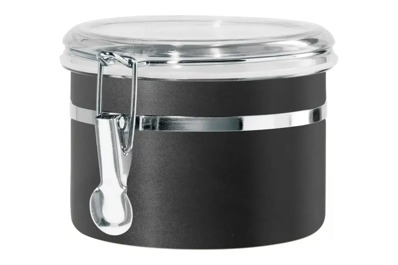 Boîte hermétique noire avec cuillère pour la conservation du chocolat maison.