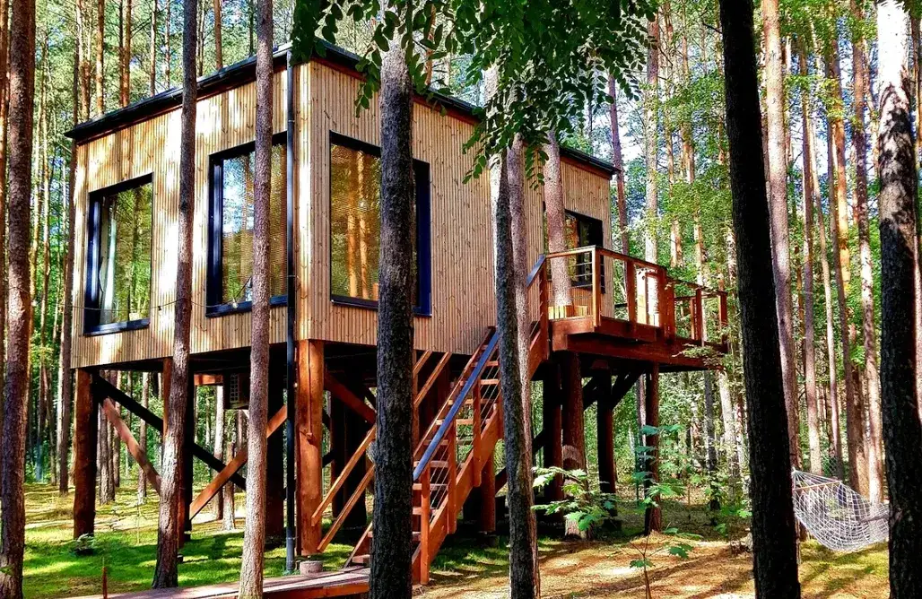 nietypowe noclegi w Polsce glamping domek na drzewie pałac