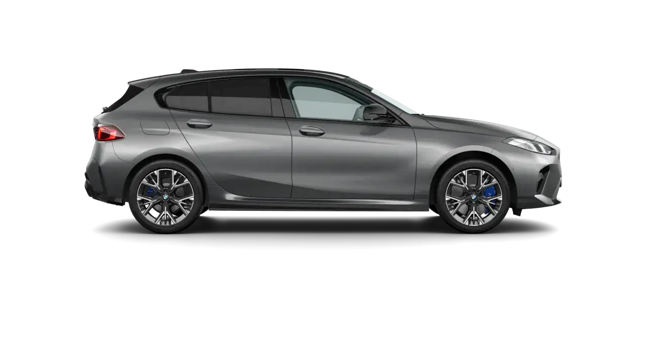 Szary BMW hatchback z niebieskimi zaciskami hamulcowymi i felgami na czarnym tle.