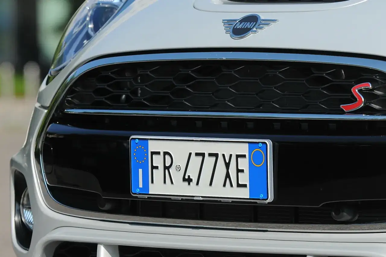 Dettaglio targa Mini Cooper S. Se ti chiedi quanto costa reimmatricolare una macchina, questa targa potrebbe essere un indizio.