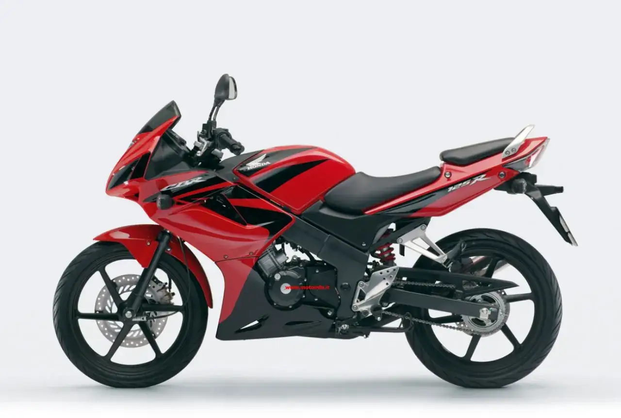 Czerwony motocykl Honda CBR 125R, gotowy do jazdy z mocą V-max.