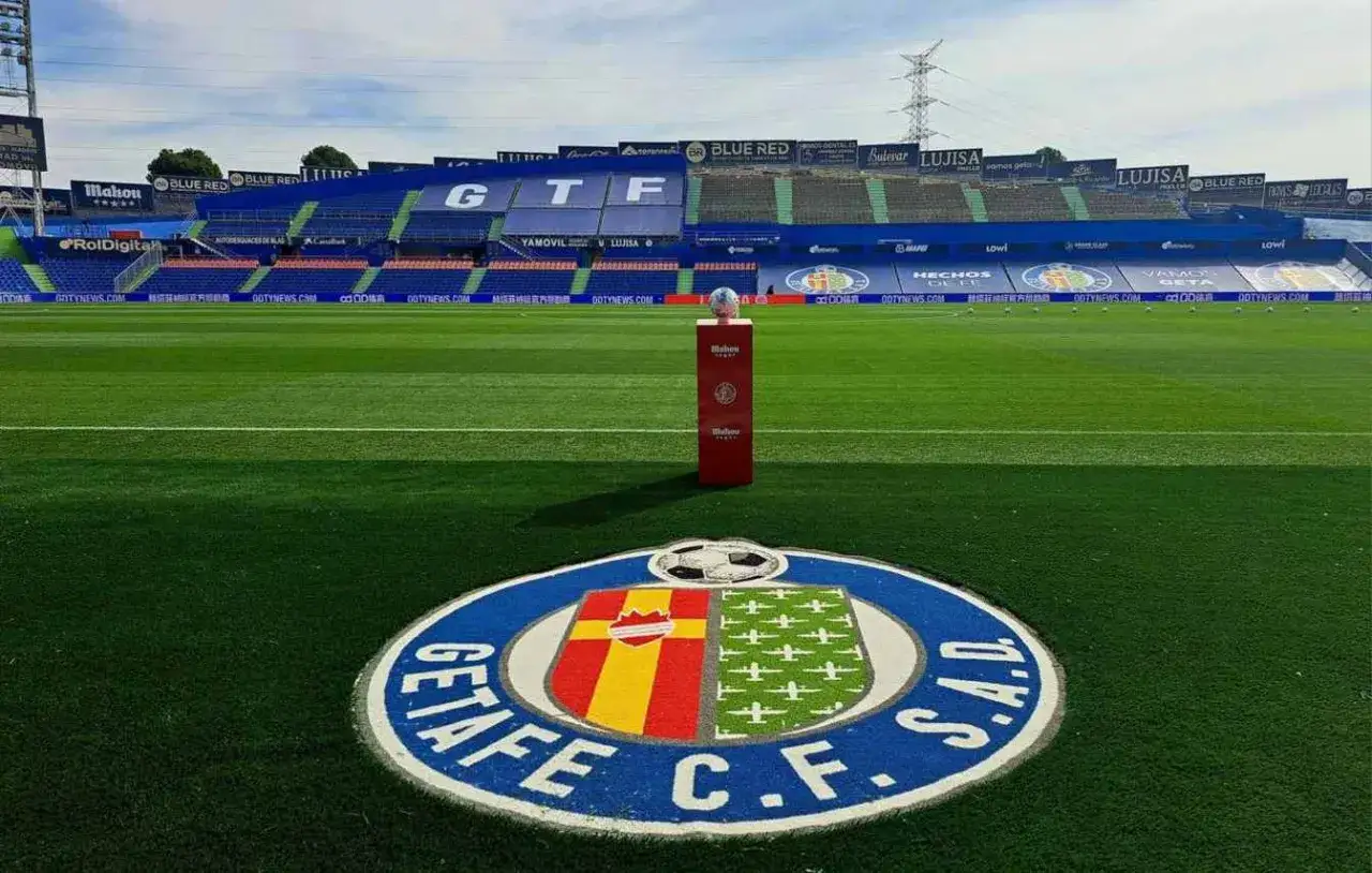 Piłka na czerwonym postumencie na boisku Getafe CF. S.A.D. Czekamy na socios!