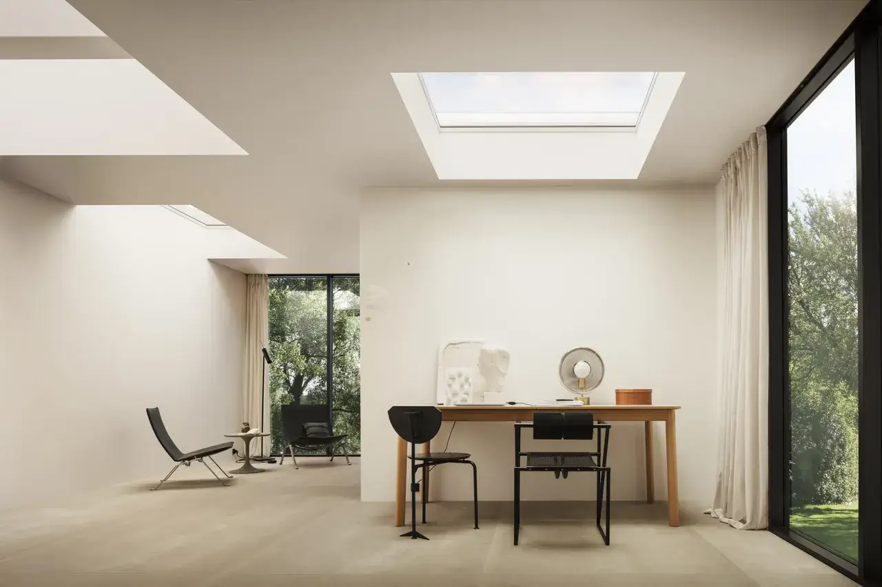 Luminoso mansarda studio con scrivania, sedie, poltrone e lucernari. Ideale per lavorare in tranquillit&agrave;.