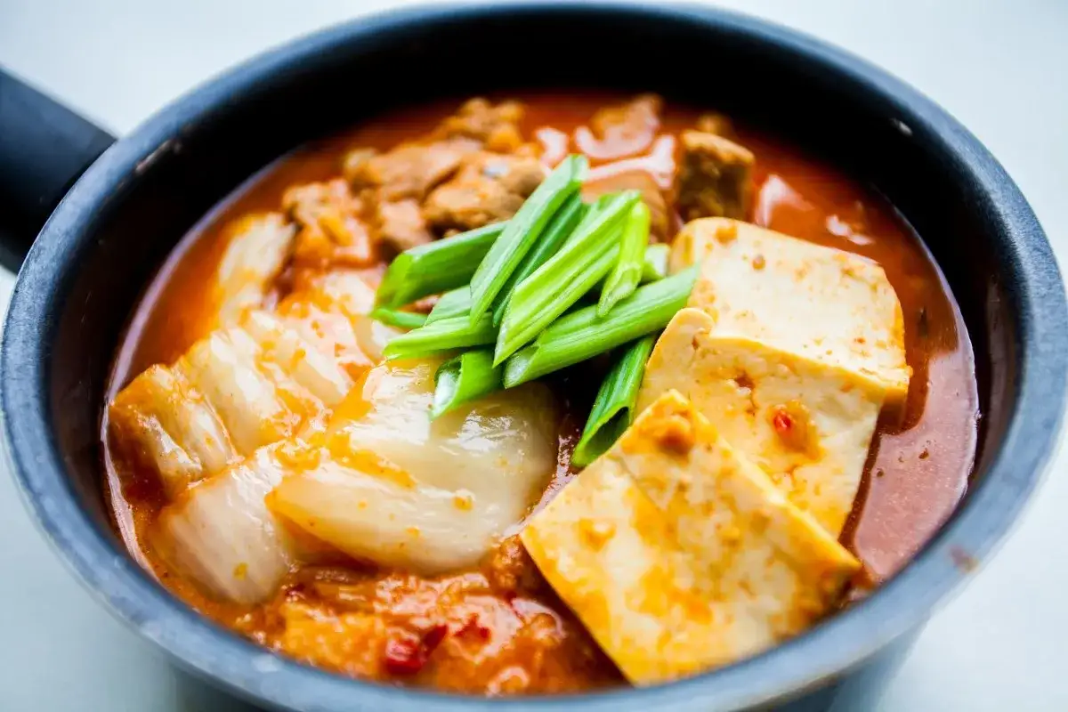 dania z kimchi, zupa kimchi jjigae, placki kimchijeon