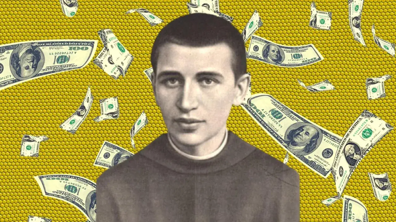 Młody mężczyzna w habicie otoczony przez setki dolar&oacute;w. Czyżby to był święty od pieniędzy?