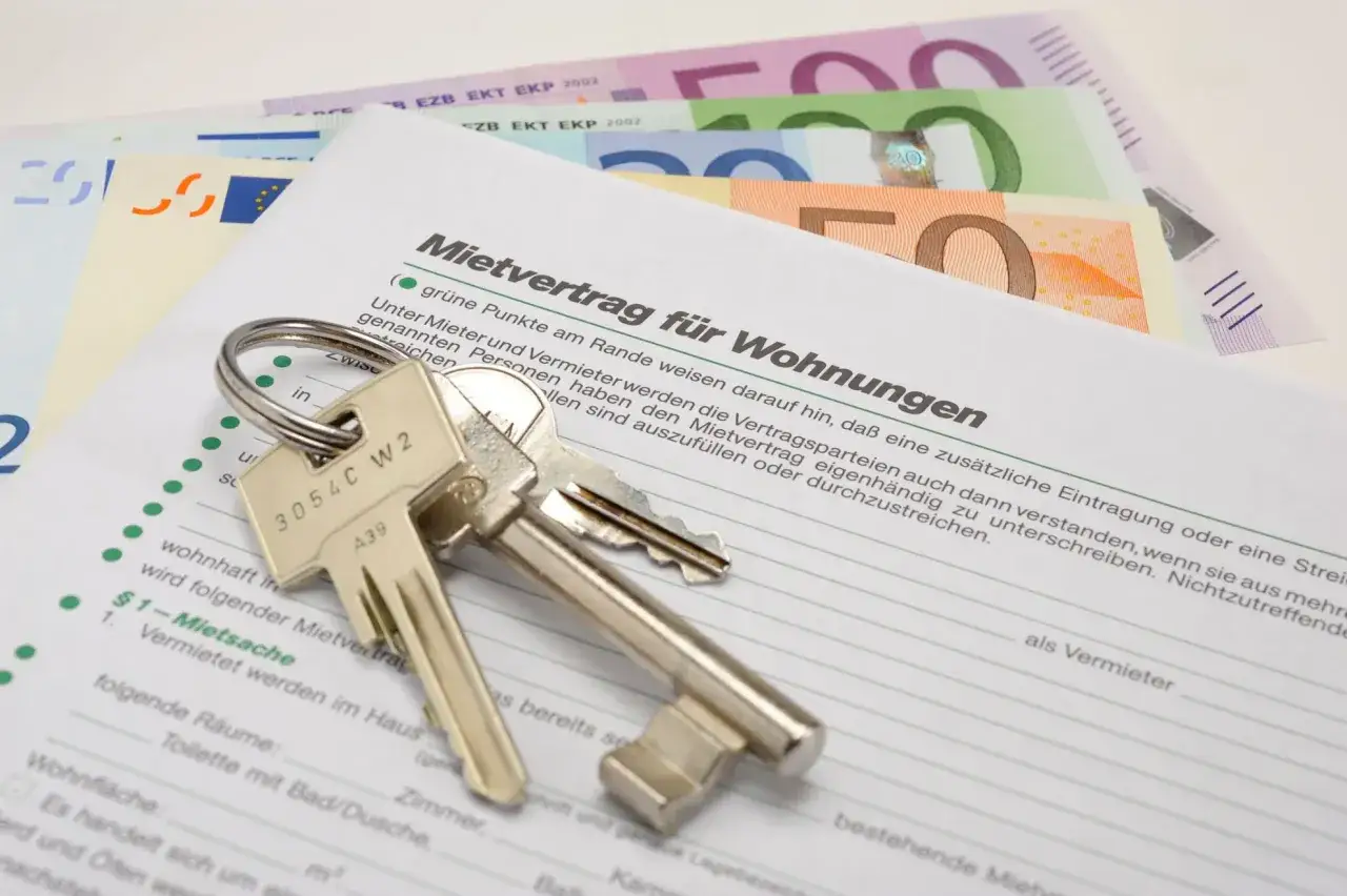 Mietvertrag für Wohnungen mit Schlüsseln und Euro-Scheinen. Der Mietspiegel Goch wird hier symbolisch dargestellt.