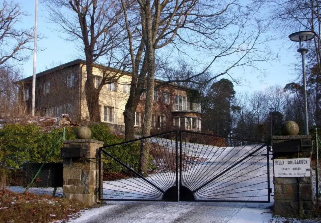 Villa Solbacken, där prins Carl Philip bor, med en vacker grind och snö på marken.