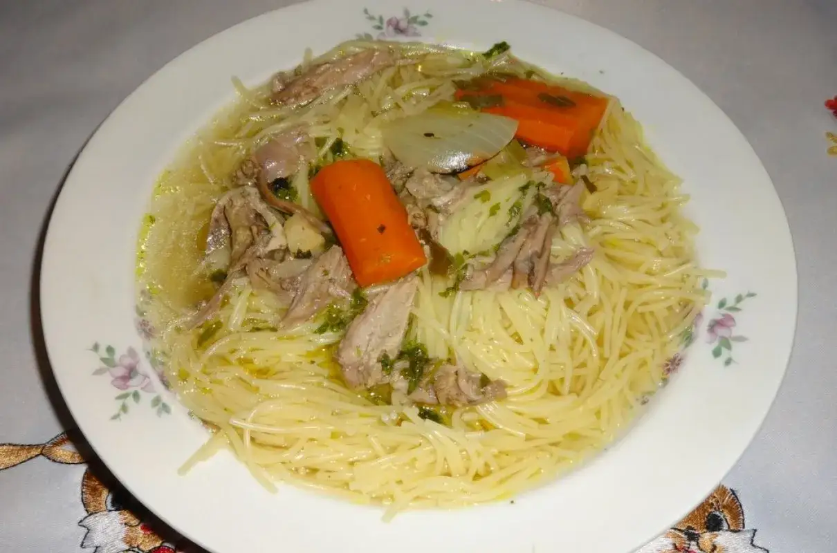 Zupa z makaronem nitki, kawałkami mięsa i marchewką. Idealny spos&oacute;b, co zrobic z ugotowanego makaronu nitki, by stworzyć sycące danie.