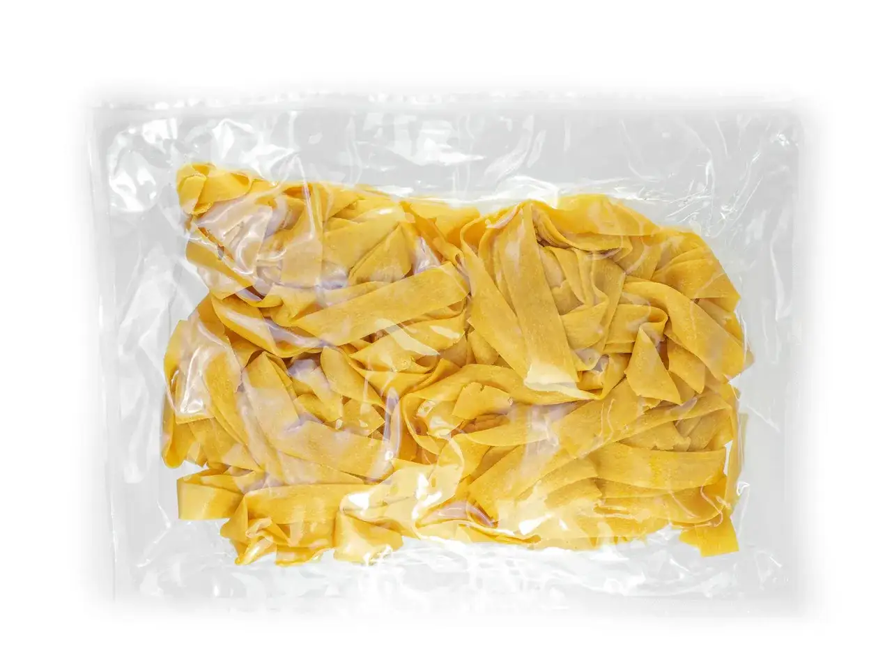Verpackte, gelbe Pappardelle-Nudeln, bereit für ein köstliches Pappardelle-Rezept.