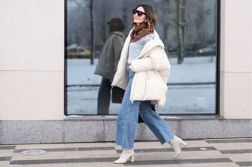 stylizacje z jeansowymi dzwonami i dopasowaną górą