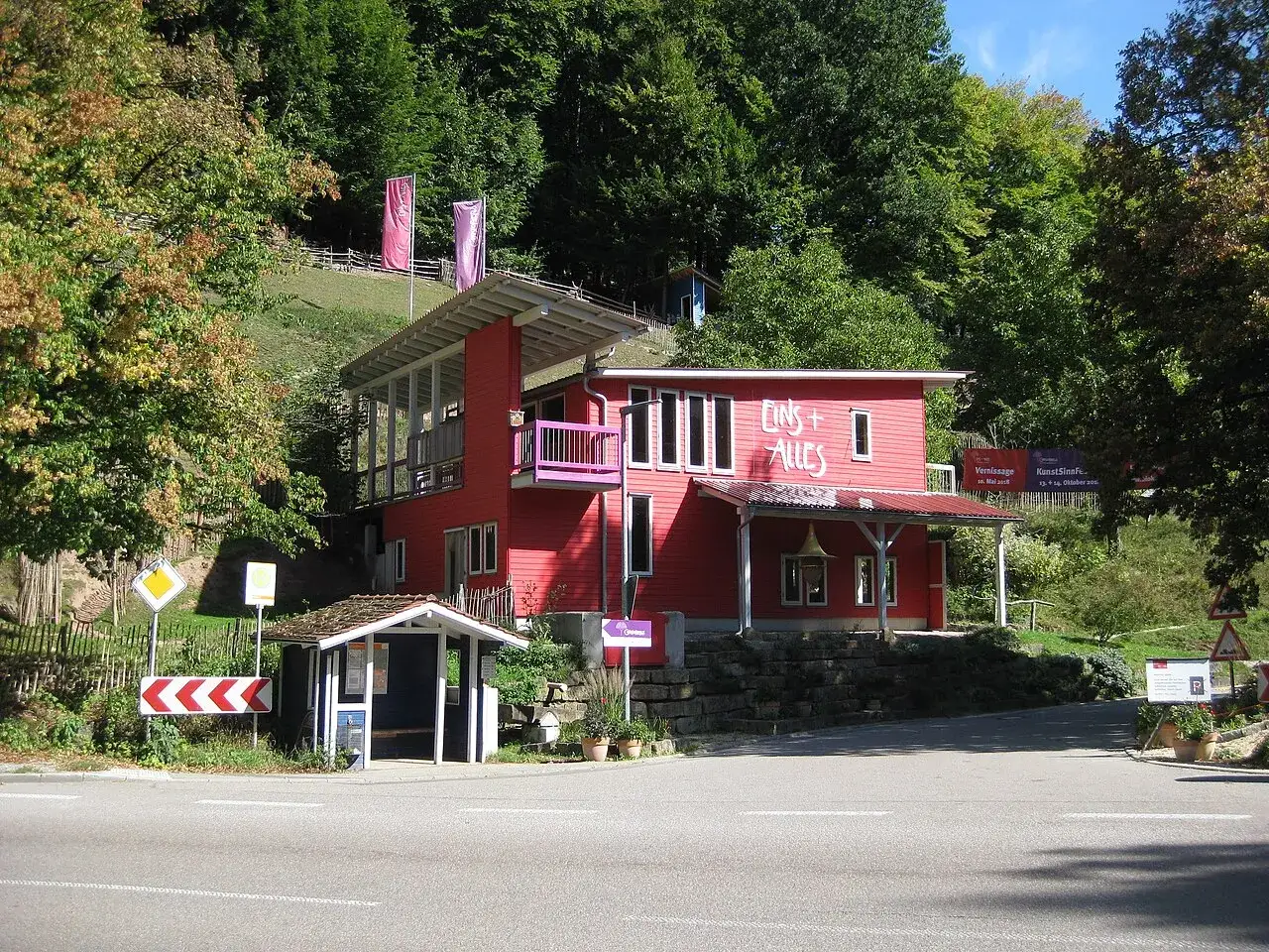 Rotes Haus mit der Aufschrift
