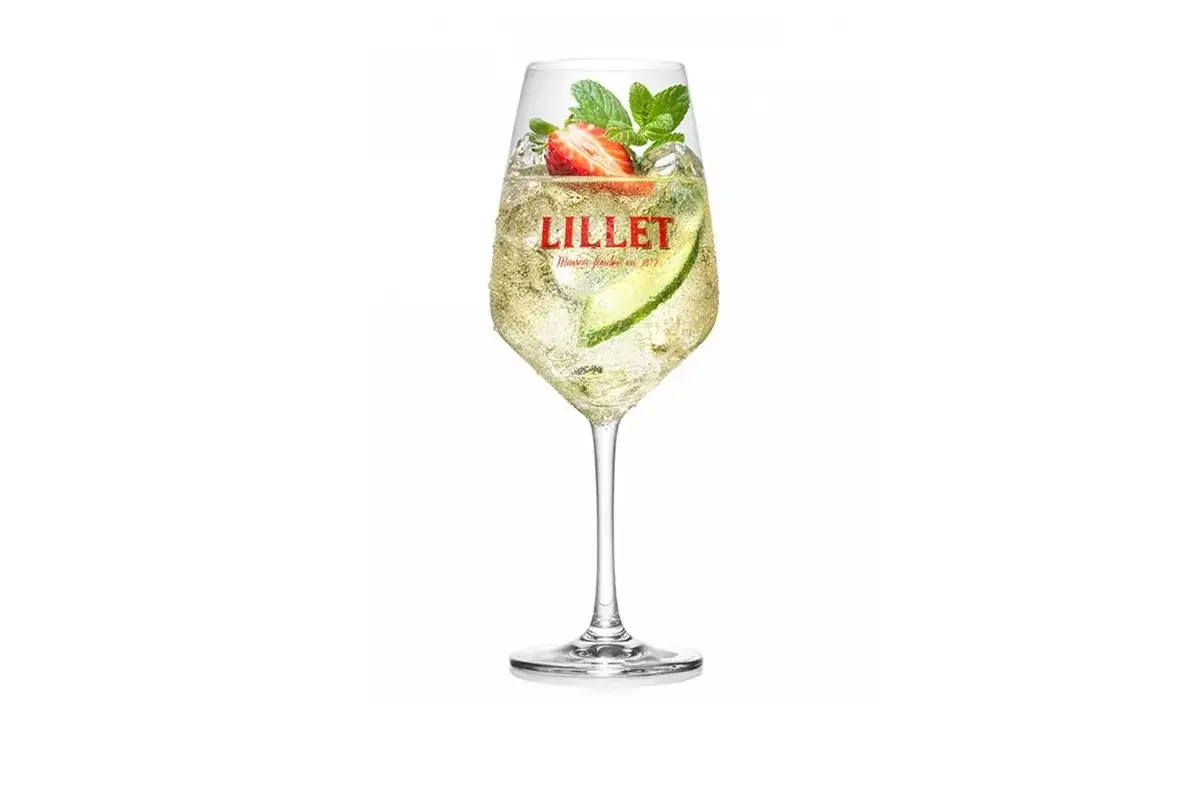 Lillet Vive Cocktail mit Gurke und Erdbeere