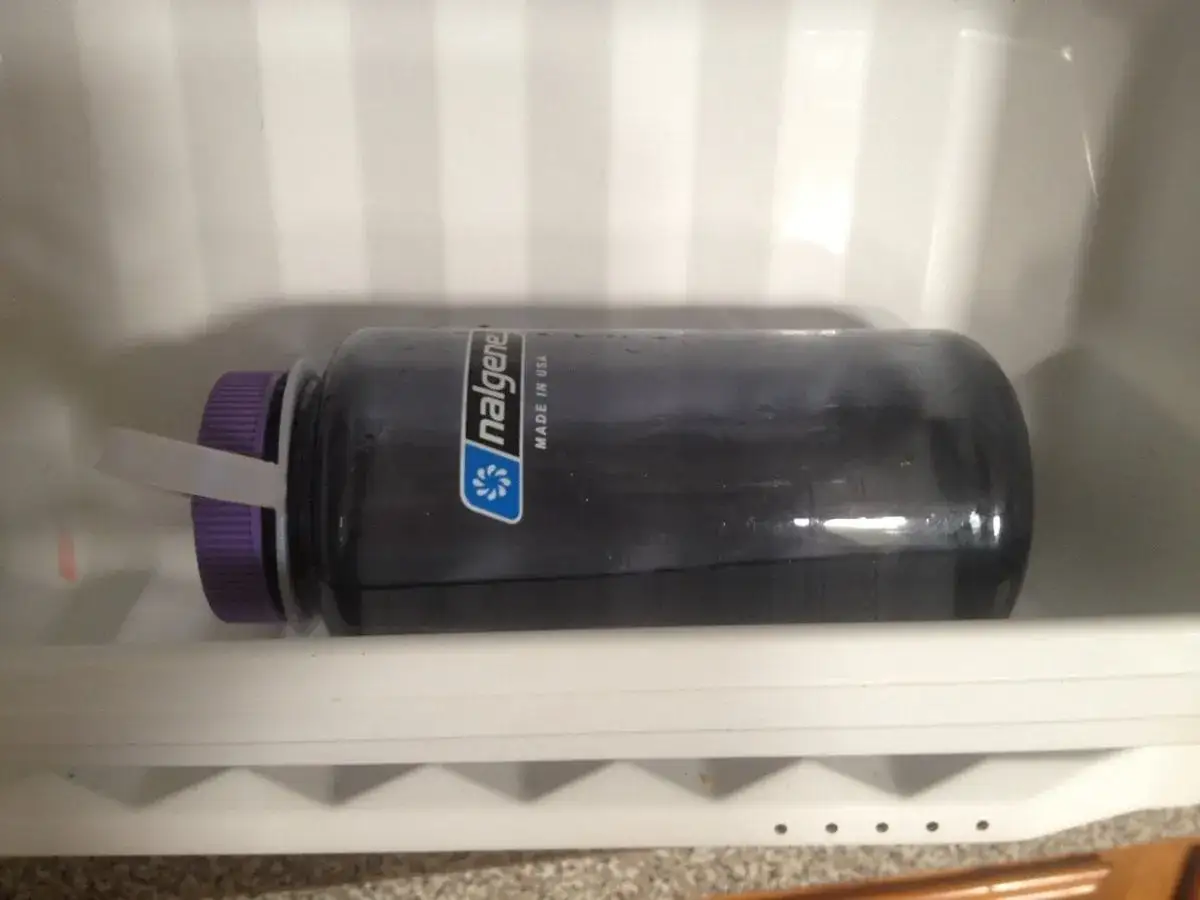 Butelka Nalgene z wodą w zamrażarce. Czy można zamrozić wodę w butelce plastikowej? Tak, ale ostrożnie.