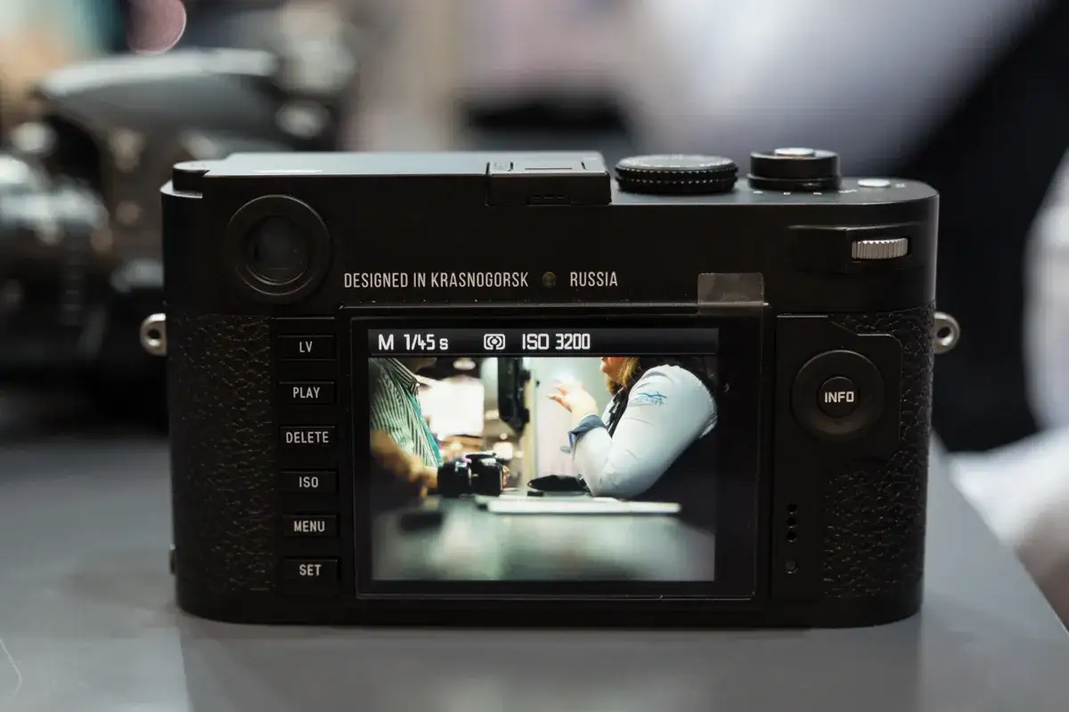 Tył aparatu Zenit M z Rosji, z widocznym ekranem LCD pokazującym ustawienia ISO 3200 i migawkę 1/45s.