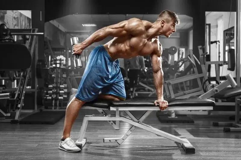 Zdjęcie Potężny triceps: Jak ćwiczyć dla masy i rzeźby? Uniknij błęd&oacute;w!