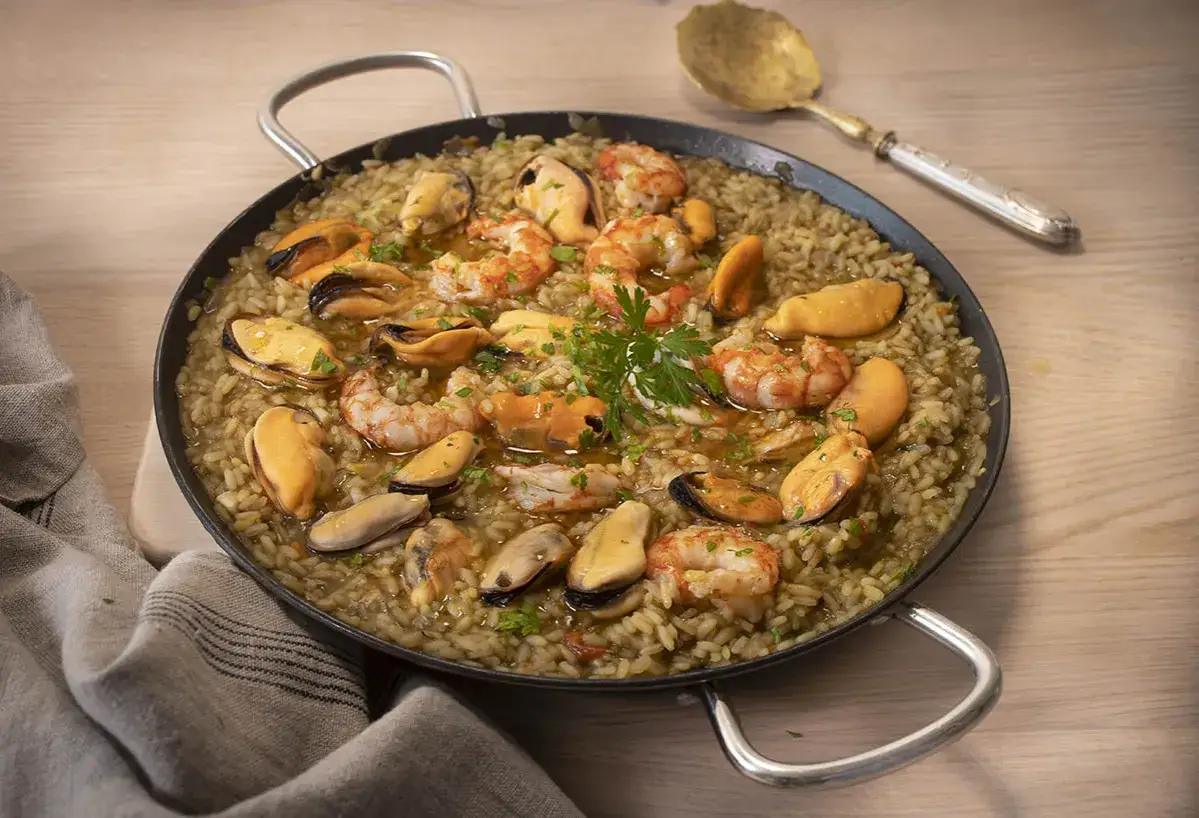 Arroz con mejillones y gambas, un plato de marisco delicioso y aromático, listo para ser disfrutado.