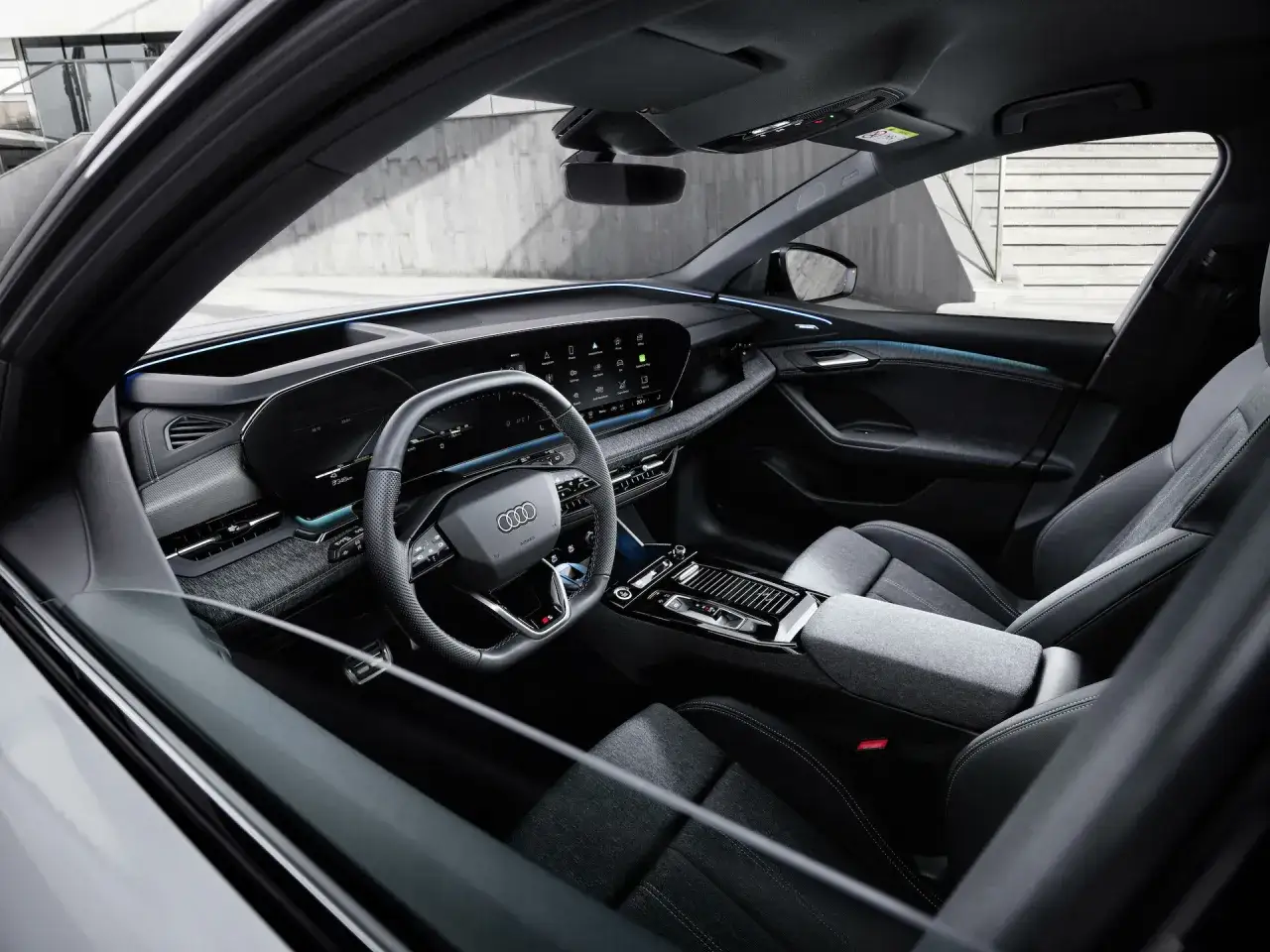 Wnętrze Audi Q6 e-tron: nowoczesny kokpit, cyfrowe ekrany i komfortowe fotele. Sprawdź audi q6 e-tron cena.