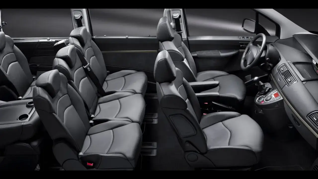 Interni spaziosi e confortevoli della Citroën C8, con sedili in pelle nera e un design moderno.