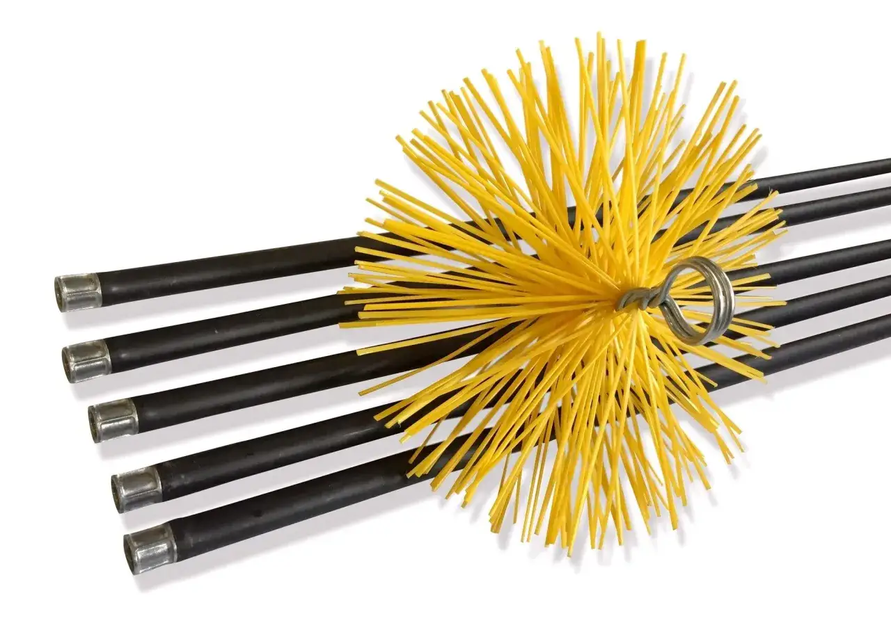 Un kit pour comment ramoner un conduit de cheminée par le bas : des tiges noires et une brosse jaune.