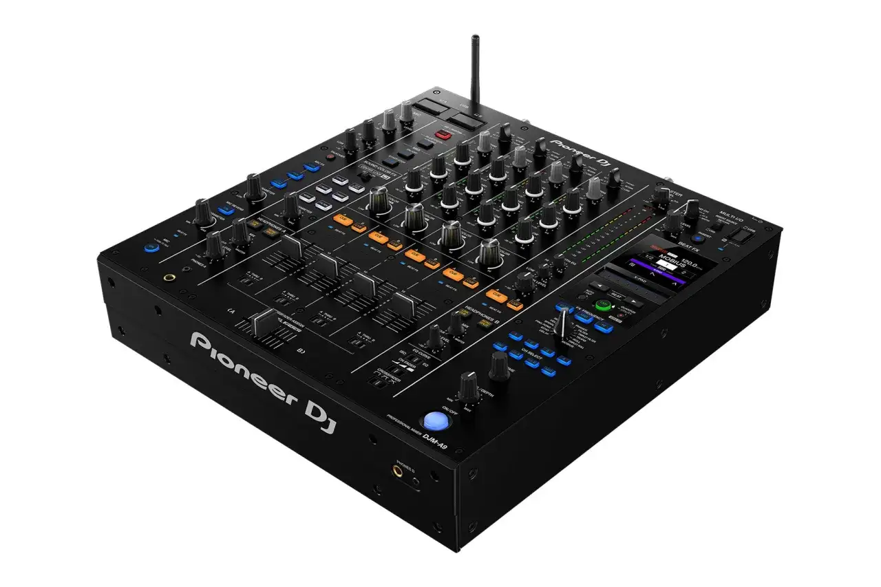 Mezclador DJ Pioneer profesional, ideal para aprender como mezclar canciones con sus múltiples controles y pantalla digital.