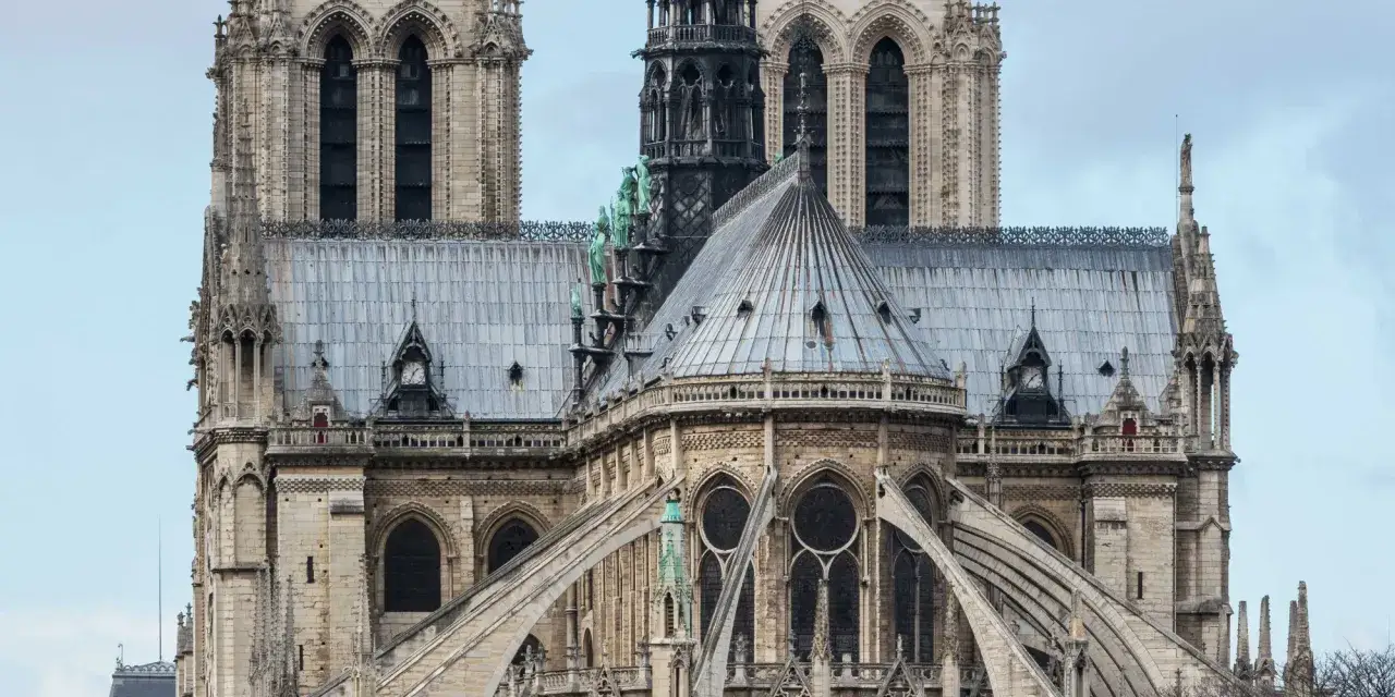 D&eacute;tail de la cath&eacute;drale Notre-Dame de Paris, avec ses arcs-boutants et ses toits en zinc. Une visite de Notre Dame est une exp&eacute;rience inoubliable.