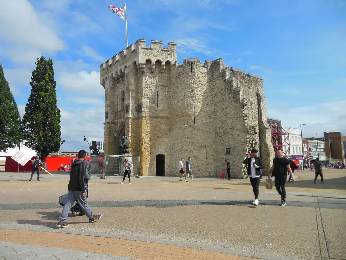 Southampton cosa vedere: l'imponente Torre del Castello normanno, con la bandiera britannica che sventola, domina la piazza.