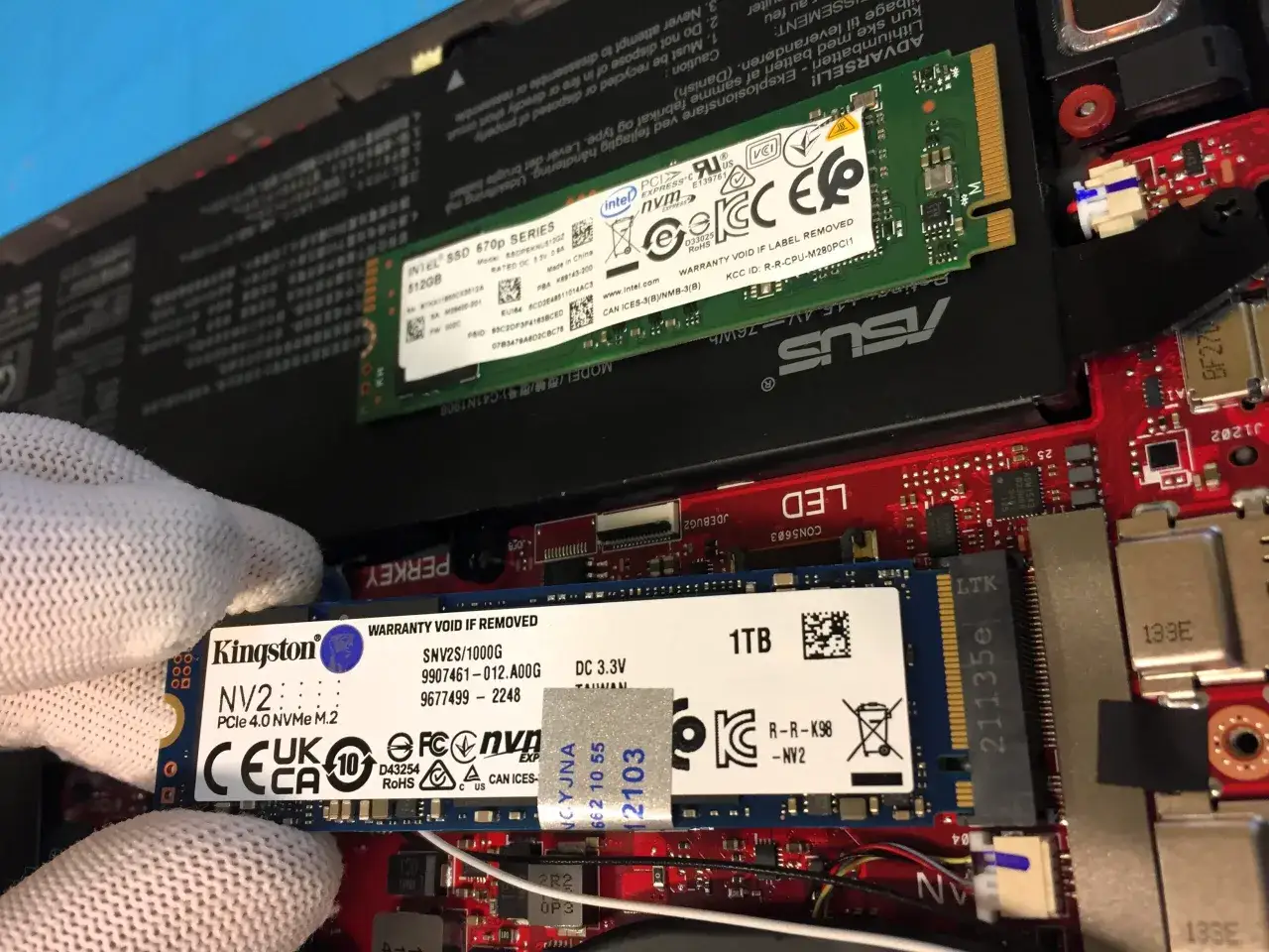 Wymiana dysku SSD w laptopie to prosty sposób, jak zwiększyć pamięć w laptopie. Widoczne dyski Kingston 1TB i Intel 512GB.