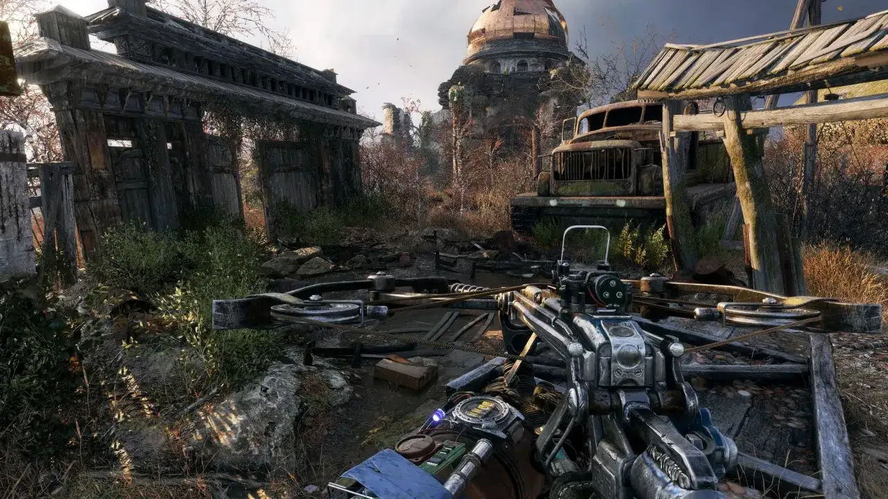 Widok z perspektywy gracza na zniszczony krajobraz z kuszą w ręku. Gra Metro Exodus wymaga mocnego sprzętu, by cieszyć się taką grafiką.