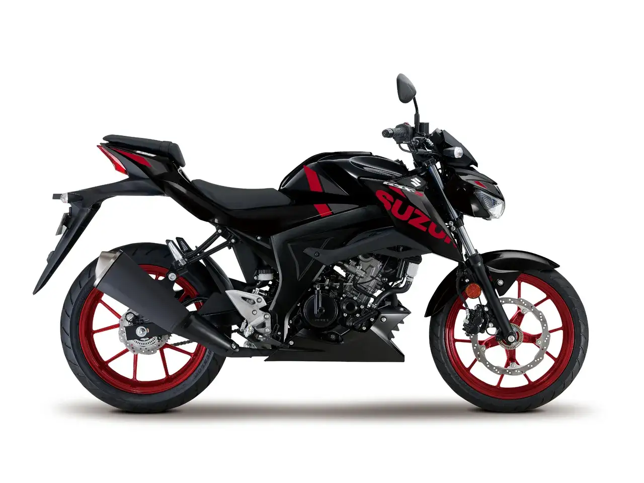 Czarny motocykl Suzuki z czerwonymi felgami i napisami. Idealny na pierwsze wrażenia z jazdy, prawo jazdy a1 od ilu lat? Od 16!
