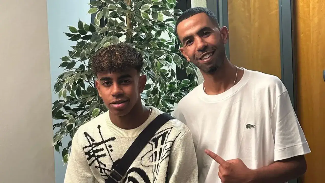 Mounir Nasraoui z młodym chłopcem na tle roślin.