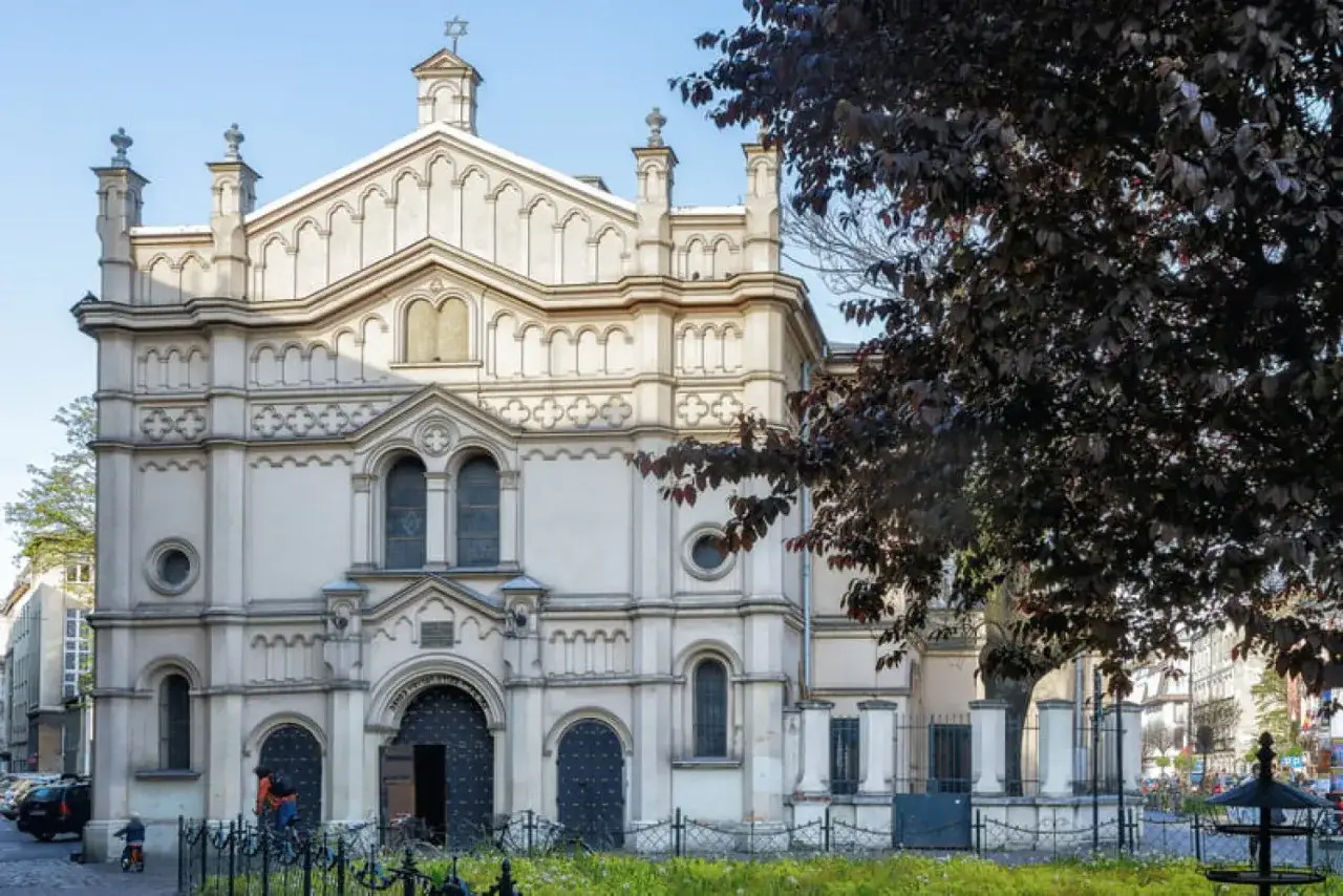 Synagoga na Kazimierzu, jedno z miejsc świętych judaizmu w Krakowie. Warto zobaczyć!