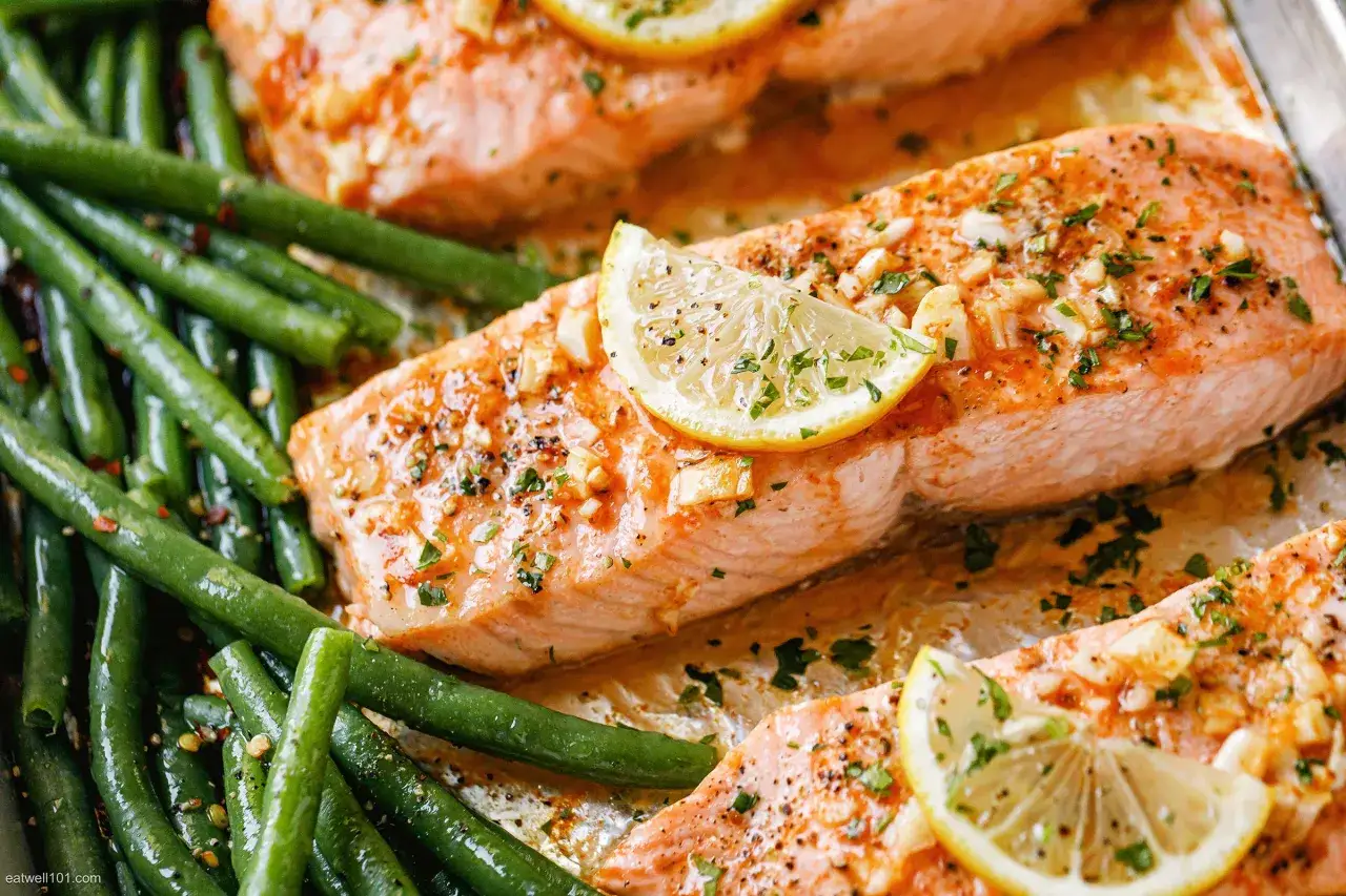 Salm&oacute;n al horno jugoso con jud&iacute;as verdes tiernas, rodajas de lim&oacute;n y perejil fresco. Un plato saludable y delicioso.