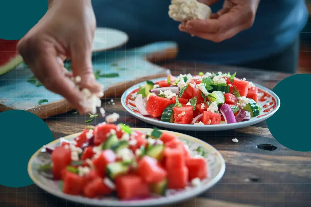 Salata fresca con anguria, cetrioli e feta greca, perfetta per una dieta leggera e gustosa.