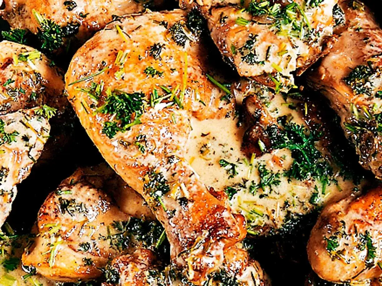 Saftiga kycklingdelar i en krämig sås med örter. En perfekt sås till kyckling som gör middagen festlig.