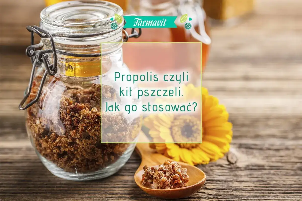 Słoik z propolisem, czyli kitem pszczelim, na drewnianym stole. Poznaj jego dobroczynne działanie i zastosowanie.