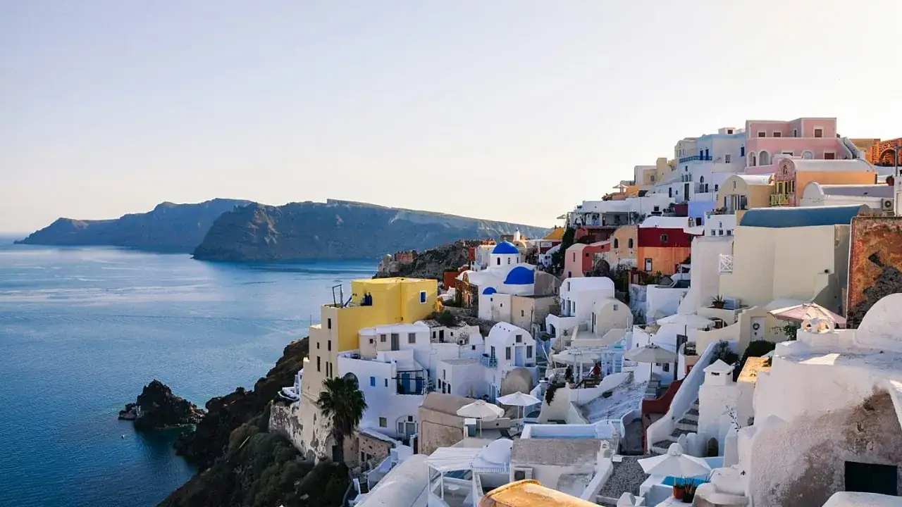 Santorini, Grecja. Kolorowe domy na klifie, błękitne kopuły kościołów. Może tu Emily w Paryżu sezon 6 szuka inspiracji?