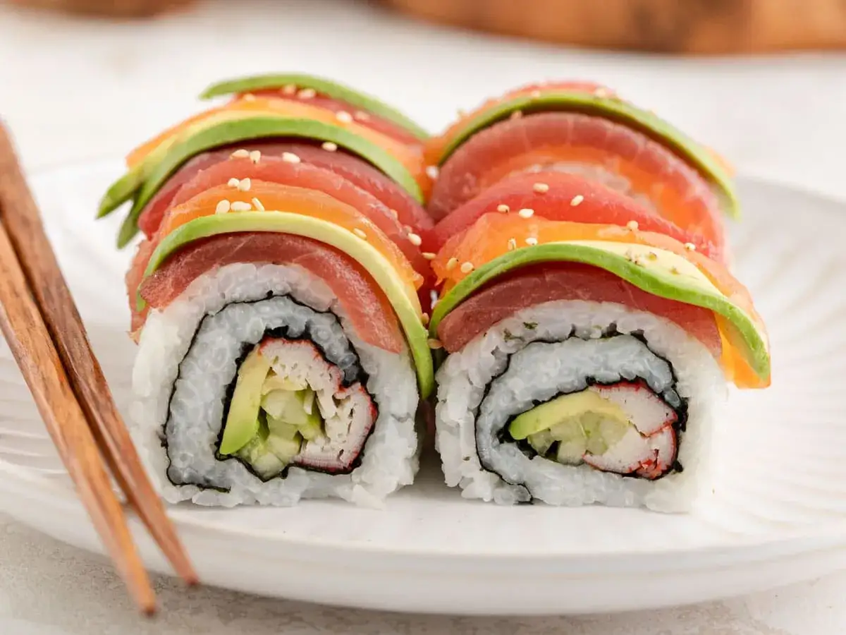 Kolorowe rolki sushi z łososiem, tuńczykiem i awokado. Tak wygląda futomaki, co to za przysmak!