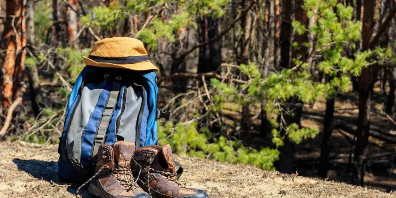 Plecak, buty trekkingowe i kapelusz gotowe na przygodę. Outdoor to właśnie to &ndash; wolność i bliskość natury.