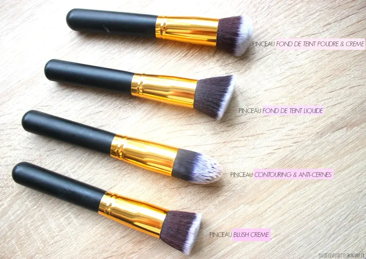 Quatre pinceaux de maquillage, dont un pinceau fond de teint poudre & cr&egrave;me, un pinceau fond de teint liquide, un pinceau contouring & anti-cernes et un pinceau blush cr&egrave;me.