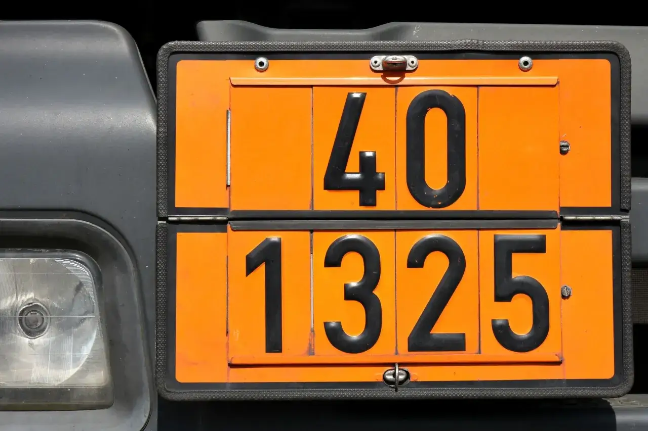 Pomarańczowe tablice rejestracyjne z numerami 40 i 1325 na ciężar&oacute;wce.