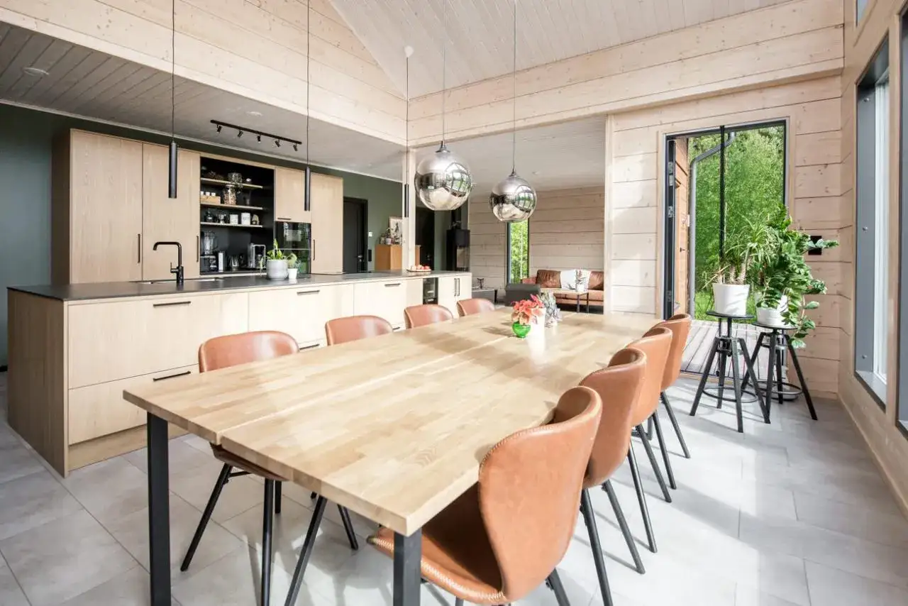 Hemma hos reportage: Ljust och modernt k&ouml;k och matplats med tr&auml;detaljer och bekv&auml;ma l&auml;derstolar.