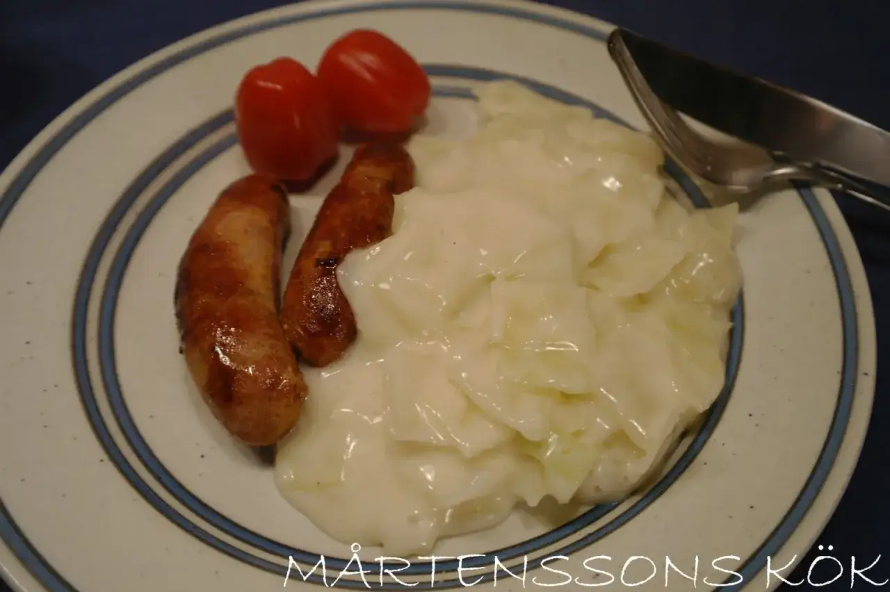 Tallrik med stuvad vitk&aring;l, korv och tomater. En klassisk svensk husmanskostr&auml;tt.