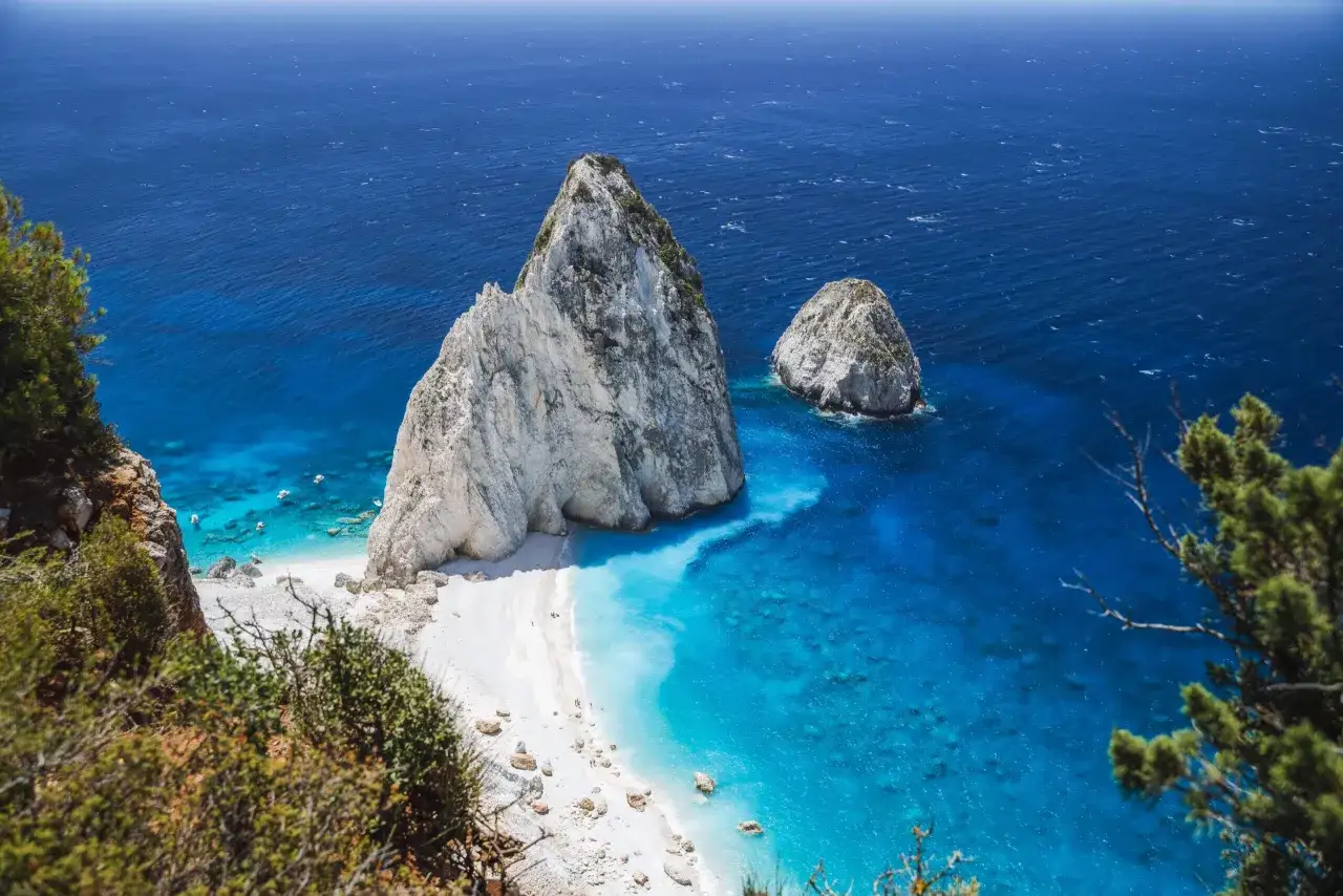 Piękna pogoda na Zakynthos w czerwcu. Turkusowe morze, biała plaża i skaliste wysepki tworzą rajski widok.