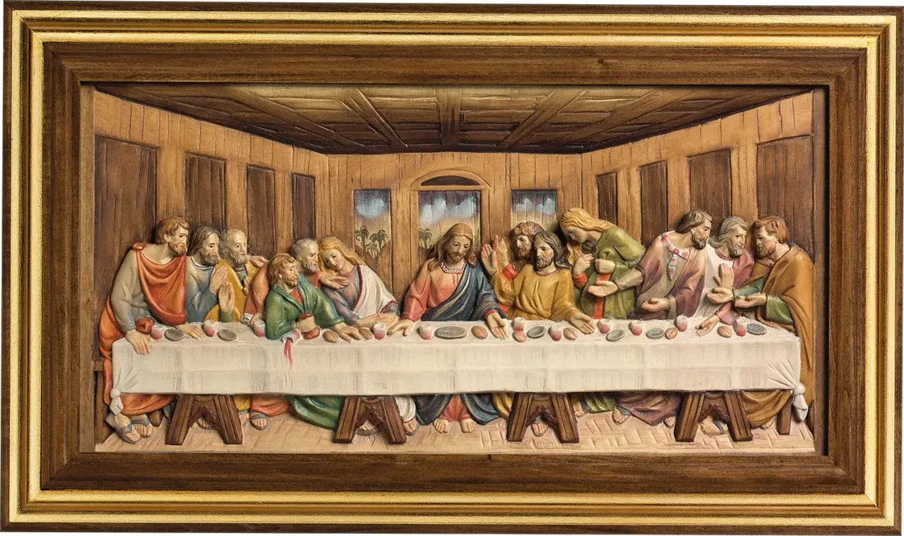 Tr&auml;snideri av den sista m&aring;ltiden, d&auml;r Jesus och hans l&auml;rjungar samlas runt ett l&aring;ngbord.